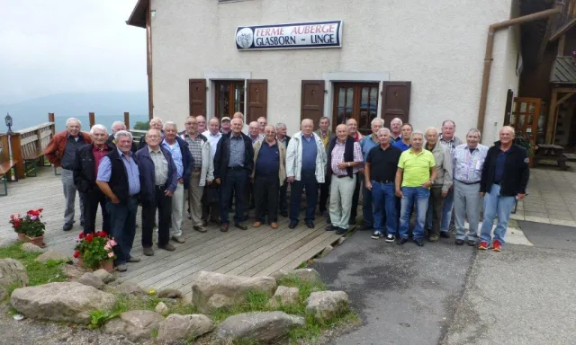 Die VfR-Oldies vor der Ferme Auberge Glasborn-Linge in Soultzeren